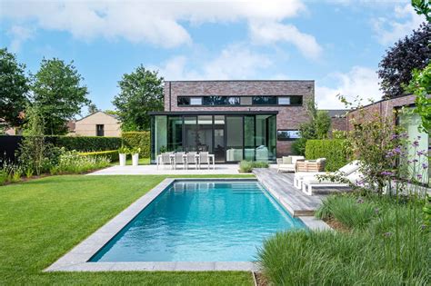 Artistieke impressie van een modern huis met zwembad en tuin