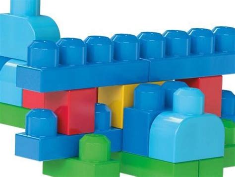 Kinderen spelen met Mega Bloks en bouwen diverse objecten