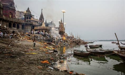 illustratie van een hindoeïstische crematieplechtigheid langs de Ganges