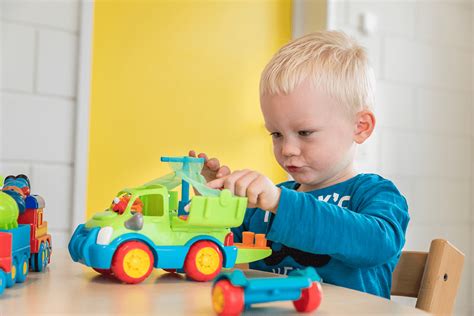 Kind dat met een speelgoedauto-bouwset speelt