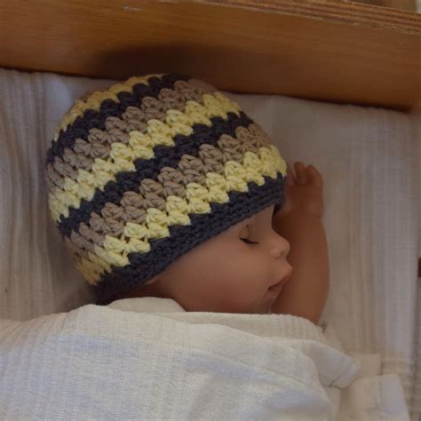 Een baby met een gehaakt mutsje