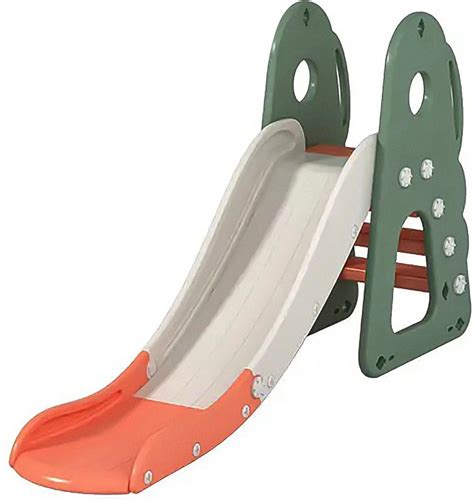 Een peuter glijdt veilig van een lage, kleurrijke glijbaan met antislip treden.