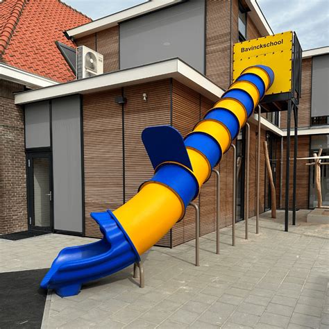 Een schematische weergave van een op maat gemaakte glijbaan met verschillende bochten.