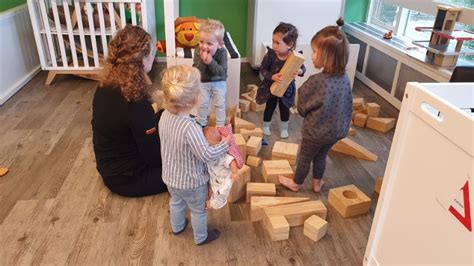 indeling van een verticale groep voor kinderen van 0-4 jaar met speelgoed en knus hoekje