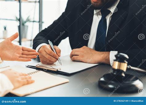 Een stel dat samen een document ondertekent