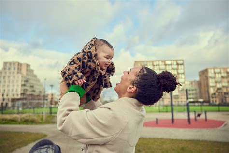 Een baby die door beide ouders wordt vastgehouden