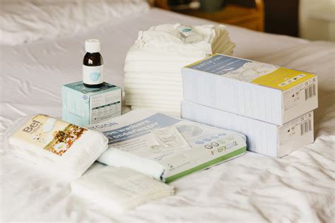 Afbeelding van een kraampakket en diverse hulpmiddelen voor de kraamweek.