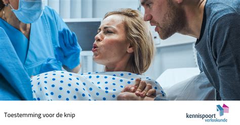 Moeder en verloskundige praten apart, terwijl de barende vrouw rust zoekt