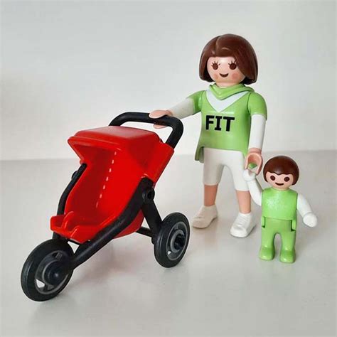 Een gedetailleerde foto van de Playmobil set 4697, met de moederfiguur, de baby en de rode buggy, met eventuele accessoires.