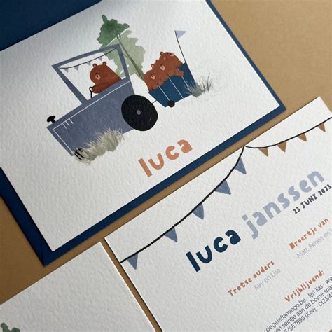 Illustratie van verschillende stijlen geboortekaartjes, variërend van minimalistisch tot speels met bekende kinderfiguren.