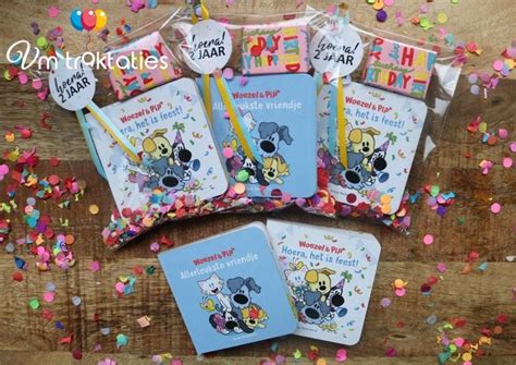 Voorbeeld van een kant-en-klare Woezel en Pip traktatie in een feestelijk zakje met lintjes en een naamsticker