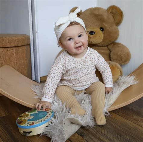 Collage van verschillende babykleding items voor meisjes: jurkjes, leggings, rompertjes.