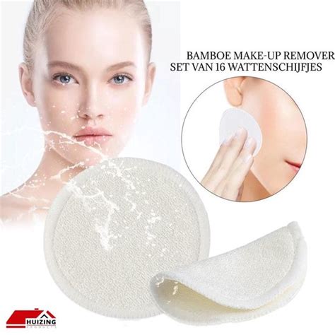 Afbeelding van wattenschijfjes, make-up remover en een persoon die make-up verwijdert.