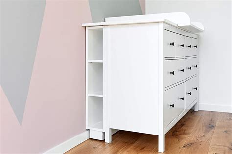 Detailfoto van de lades en legplank van de commode, met het verschoonkussen erop.