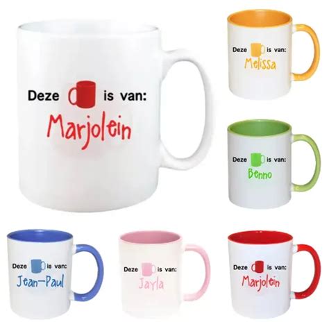 Een set gepersonaliseerde mokken met de naam en geboortedatum van de baby, als aandenken voor familie en vrienden.