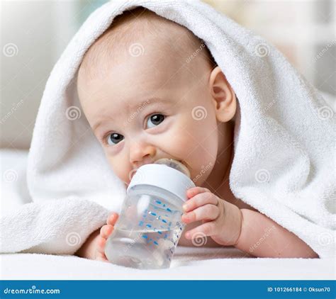 baby die uit een fles drinkt