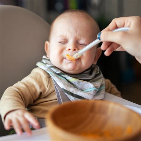 baby die tevreden slaapt na de voeding