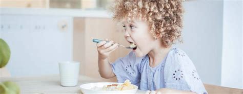 peuter die zelfstandig eet