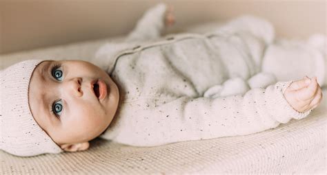 Baby in maat 50 kleding, een pasgeboren baby met een zachte outfit