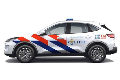 Illustratie van diverse speelgoed politieauto's, waaronder een houten variant en een die-cast model met licht en geluid.