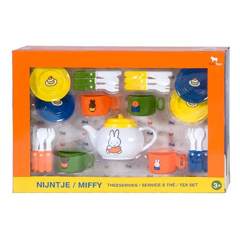 Collage van diverse Nijntje speelgoedproducten: knuffels, puzzels, servies