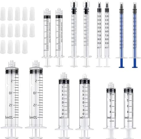Een selectie van steriele injectiematerialen, waaronder verschillende maten spuiten, naalden en alcoholdoekjes.