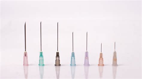 Een infographic die de verschillende soorten spuiten en naalden toont die gebruikt kunnen worden voor injecties, met hun specifieke toepassingen.