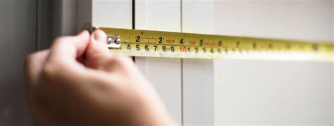 Diagram met instructies voor het opmeten van het babyhoofdje.