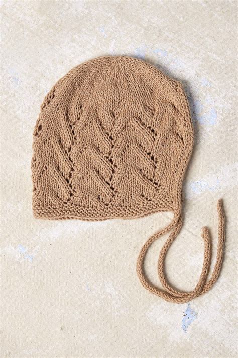 Voorbeeld van een gebreid babymutsje met kantsteekafwerking.