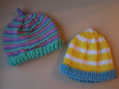 Foto's van gebreide babymutsjes met zelfbedachte motieven.