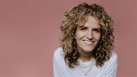 Carolien Borgers, lachend, in een studio-opname