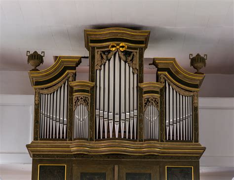Gedetailleerde foto van het orgel in de Rooms-Katholieke Kerk Maria Geboorte met snijwerk
