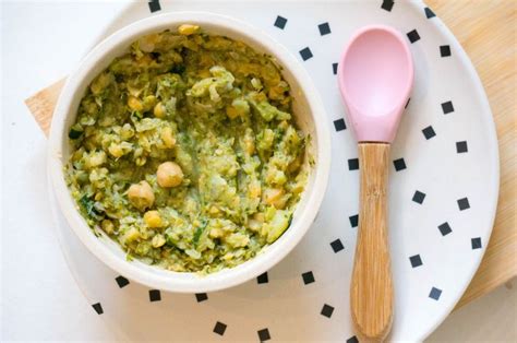 Collage van avocado, courgette en eigeel als babyvoeding