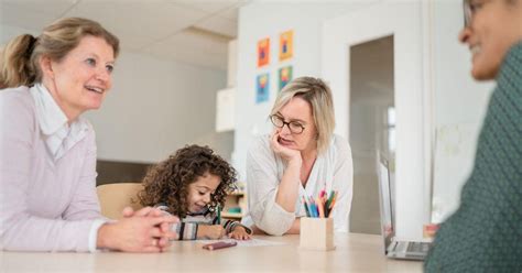 Illustratie van een consultatiebureau met ouders en kinderen