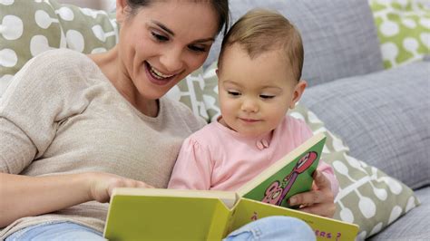 Illustratie van een baby die voorgelezen wordt