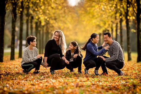 Foto van een gezin dat praat met een jeugdconsulent