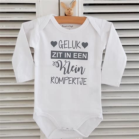 babykleding met naam op een rompertje