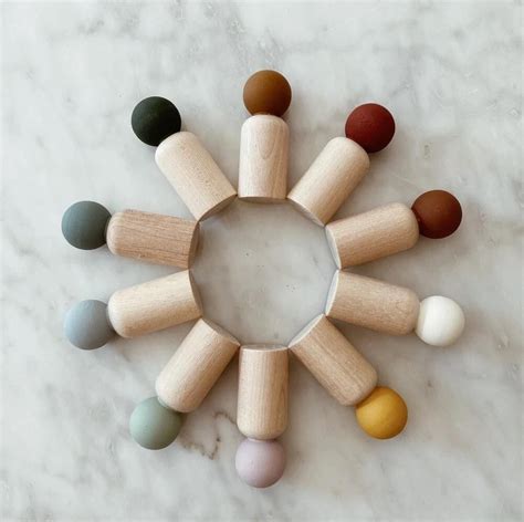 verschillende kleuren en maten boxpakjes met geborduurde namen