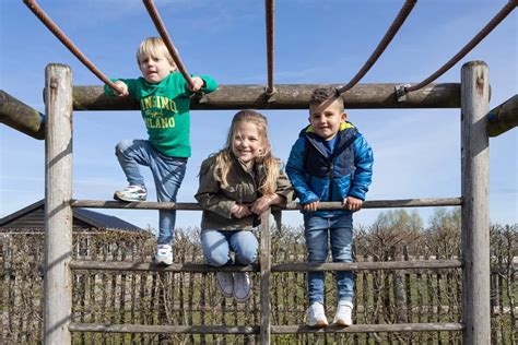 Illustratie van een boerderij met kinderen die spelen in een groene omgeving