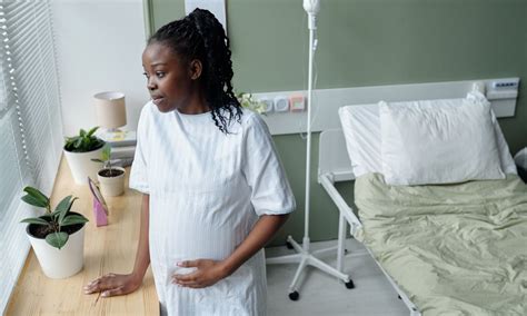 Diagram dat de afname van risico's (preeclampsie, keizersnede) toont bij het inleiden van de bevalling op 39 weken.