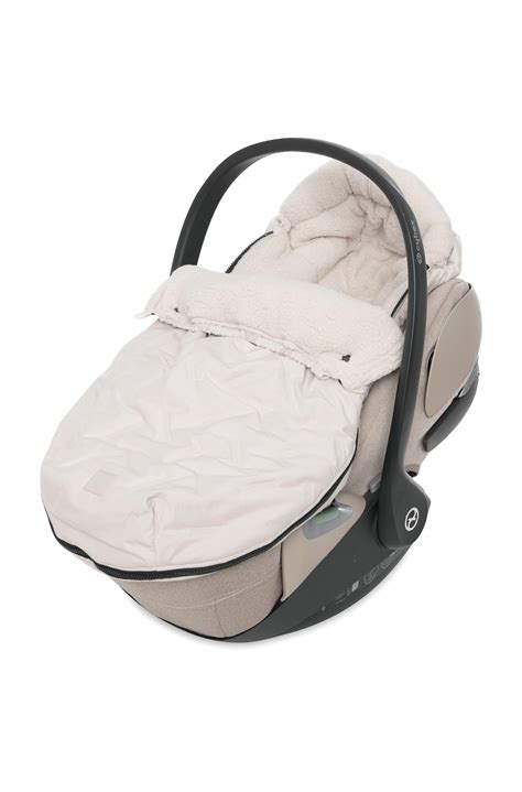 Close-up van een rits op een kinderwagen voetenzak