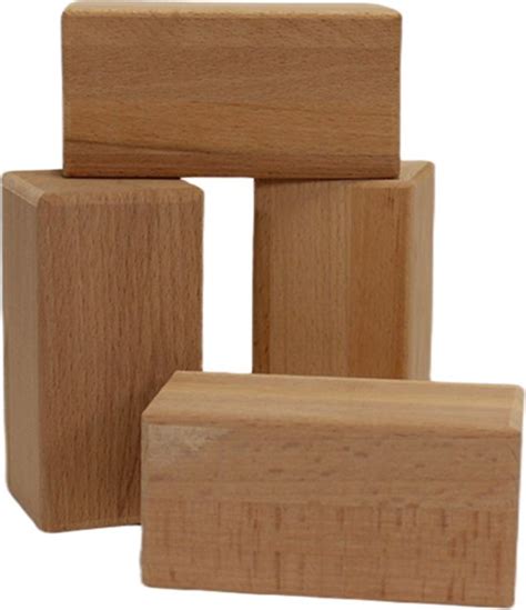 Een set van diverse houten bouwblokken, vergelijkbaar met de oorspronkelijke Fröbel-gaven.