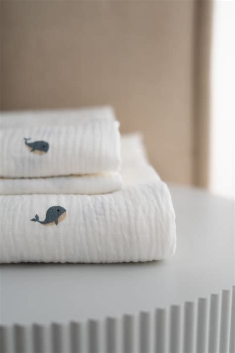 Illustratie van verschillende toepassingen van een hydrofiele doek: afdrogen, spuugdoek, onderlegger, zonnescherm, deken.