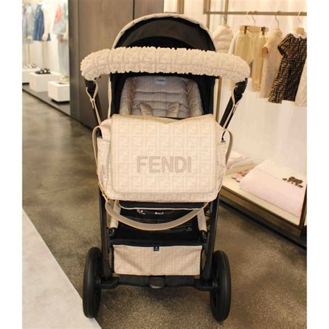 Fendi kinderwagen met iconisch logo