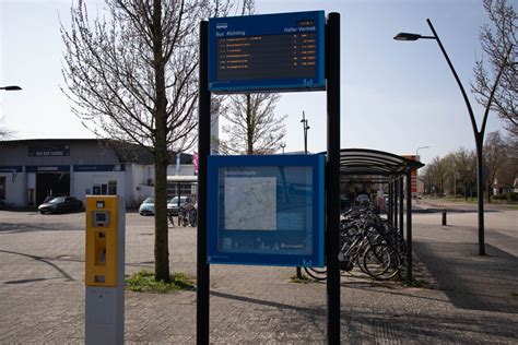 Informatiebord op een bushalte met vertrektijden en lijnnummers