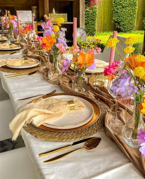 Aankleding van een babyshower met pastelkleuren, waaronder veel roze.