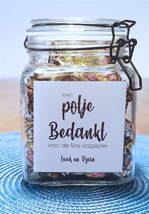 Voorbeelden van geboortetraktaties zoals spekjes, snoepjes en kleine cadeautjes