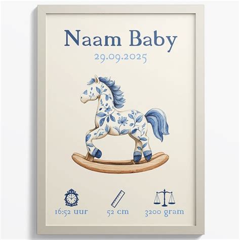 Close-up van een poster met kindernaam en geboortedatum.