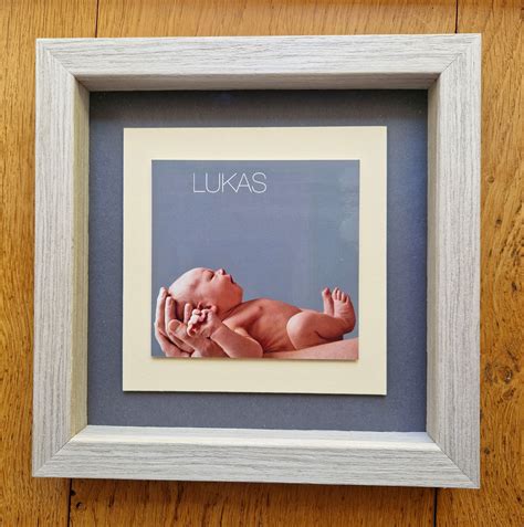 Een prachtig ingelijst geboortekaartje in een moderne lijst.
