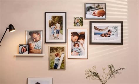 Diverse houten fotolijsten in verschillende formaten en met verschillende posters.